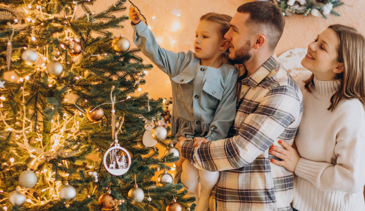 family-with-little-daughter-together-by-christmas-tree-1 ЖК Весняний у Львові, Винники, новий рік банер